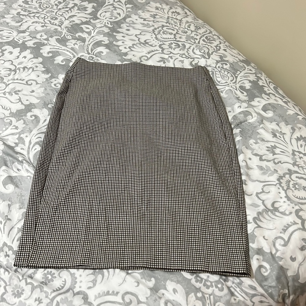 Women’s black and white pencil skirt